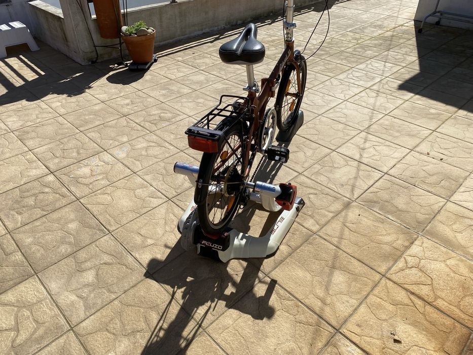 Bicicleta para estrada e apartamento com a respetiva base