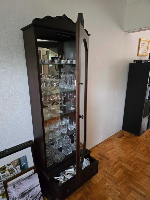 Móvel porta em vidro e gaveta