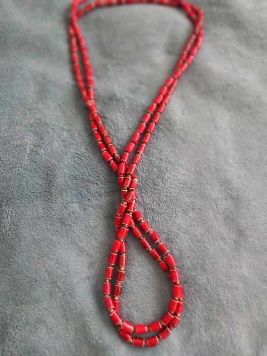 Colares em vermelho sangue de boi