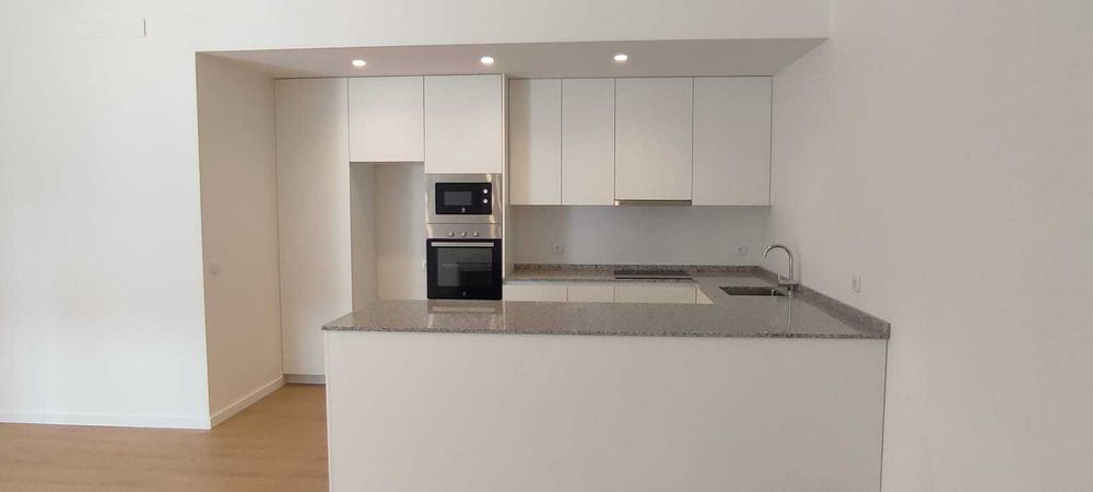 Moradia T2  , remodelada e mobilada