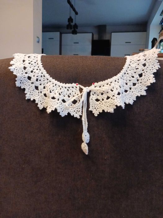 Kołnierzyk wiązany w kolorze białym