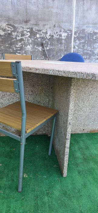 Mesa de jardim em pedra