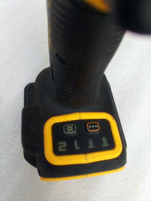 Гайковерт акумуляторний DeWALT DCF923, 610 Нм