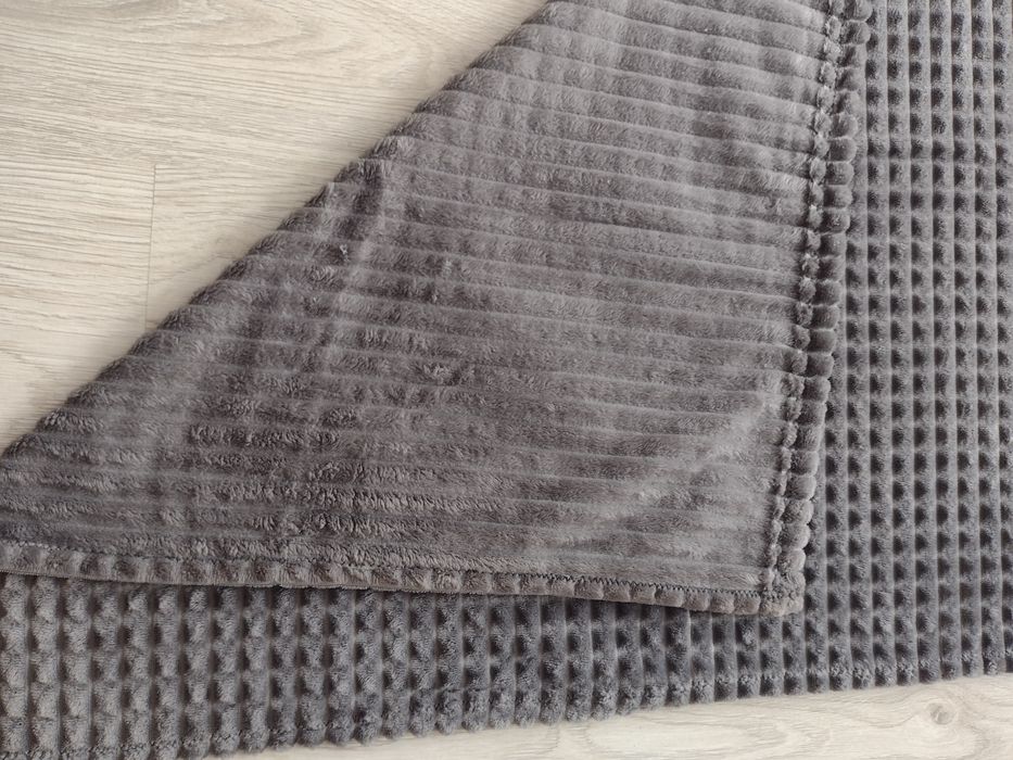 Nakrycie na siedzenie kanapy i poszewka na poduszkę.