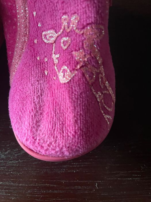 Pantufas fuschia com girafa dourada quentinhas tamanho 20