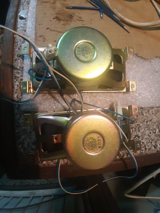 Dois altifalantes fortes e bons