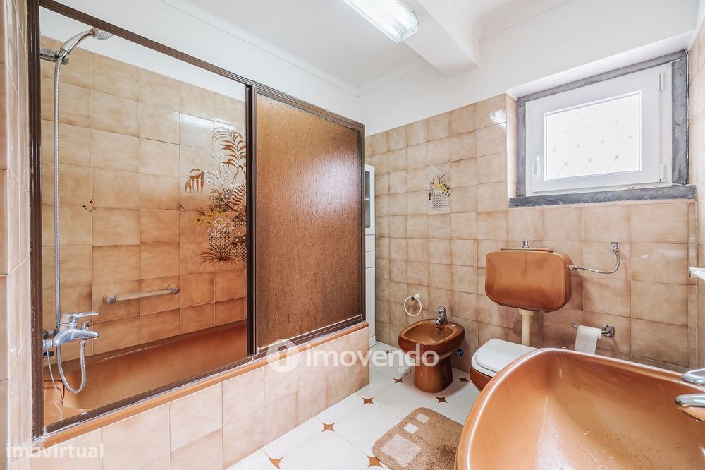 Quinta isolada T3+1 com áreas amplas e terreno de 2022m², em Colares