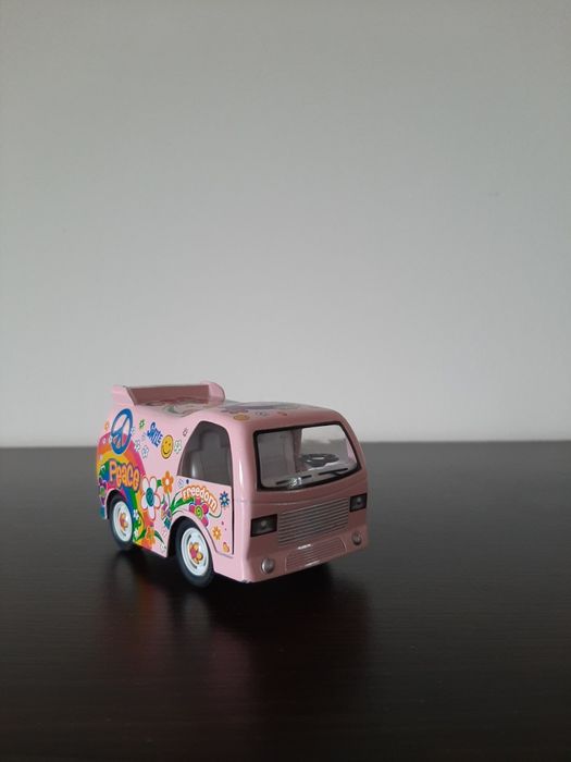 Różowy zabawkowy samochodzik, autko z napędem