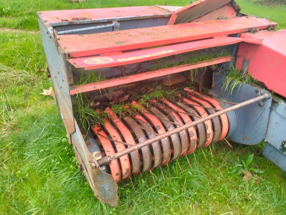 Enfardadeira a trabalhar