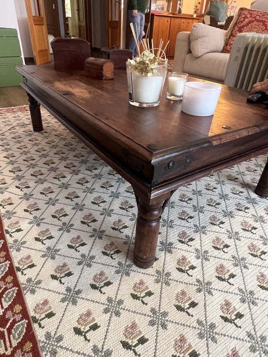Mesa de centro em madeira maciça - Charme e requinte