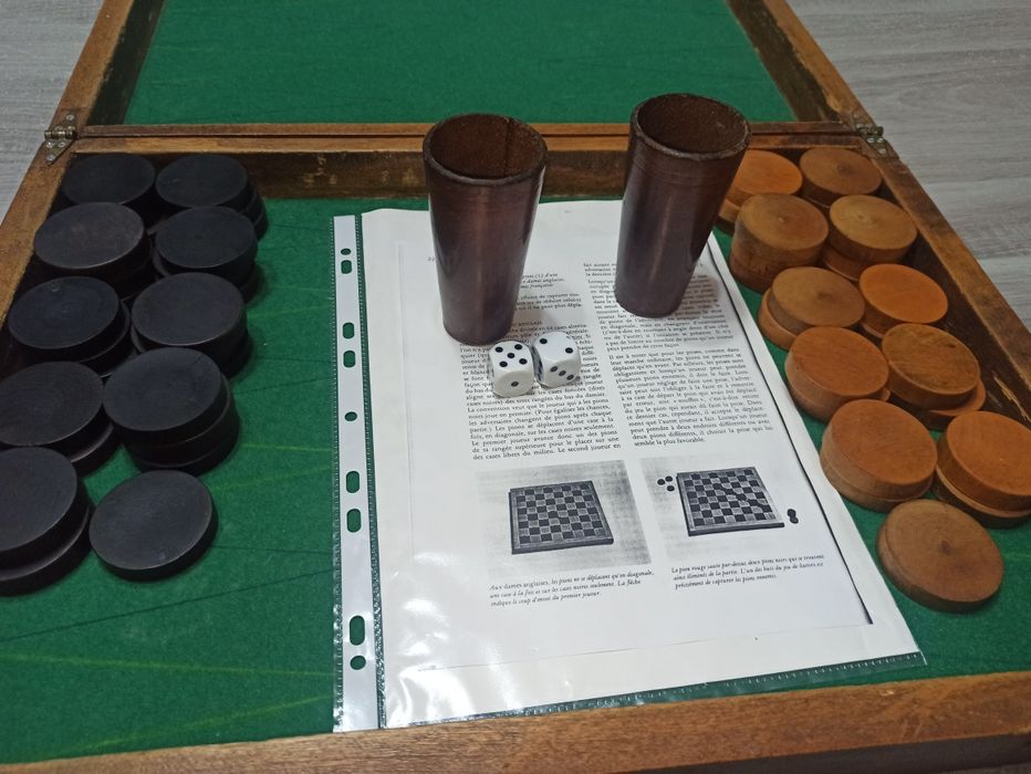 Jogo emMala de xadrez em madeira