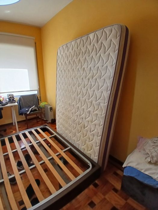 Cama casal em madeira