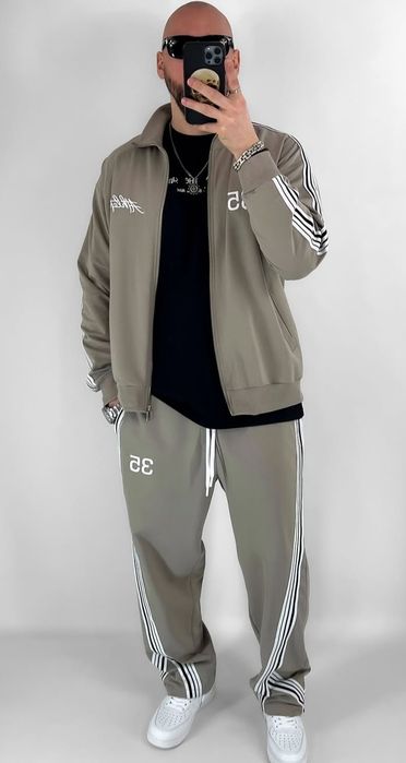 Мужской спортивный костюм