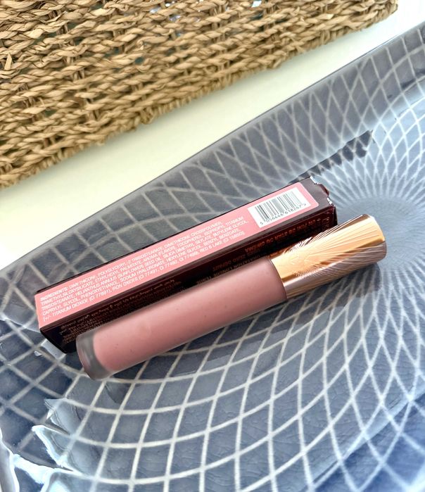 Рідка помада Charlotte Tilbury Airbrush Flawless Matte Lip Blur