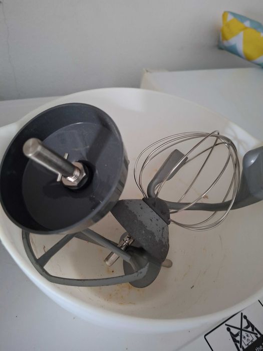 Vendo maquina kneoud  cfef atrabalhar mas nao esta 100 por cento