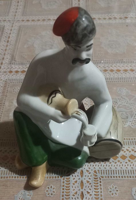 Порцелянова фігурка Виночерпій