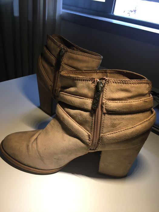 Botins camurça cor beije da Bershka