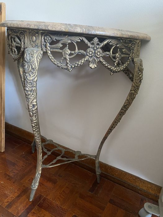 Mesa de Entrada / Hall com Tampo em Mármore e Pés em Latão