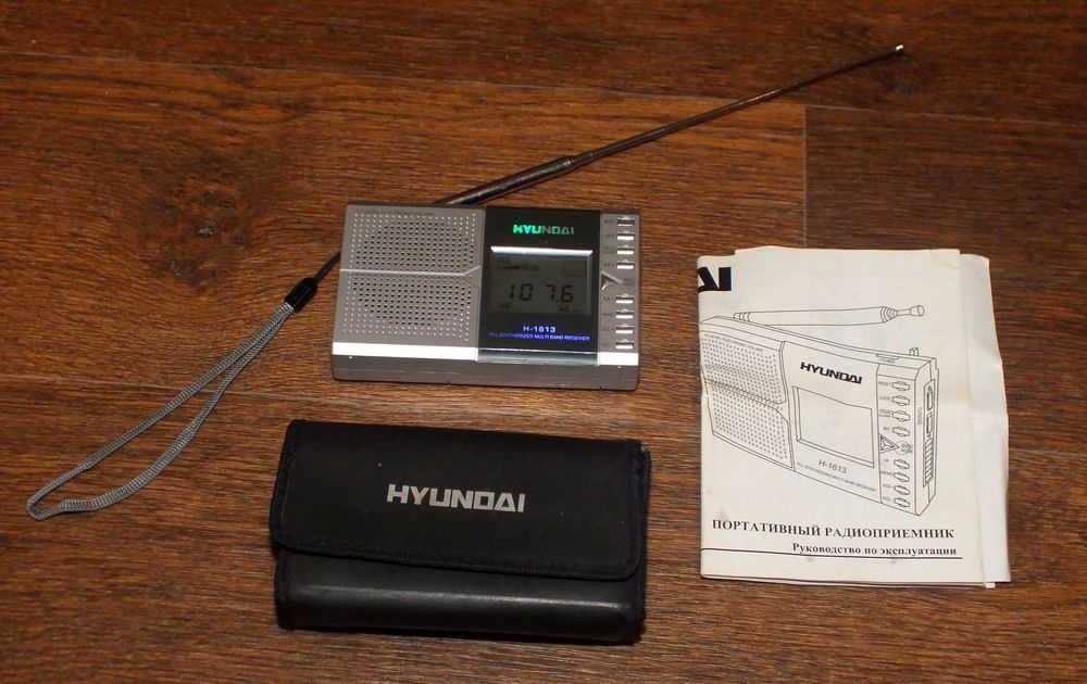 Компактный радиоприёмник с часами Hyundai H-1613 / FM 64-108 MHz
