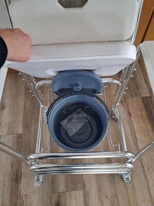 Cadeira sanitária com rodas para banho e necessidades - Como nova!