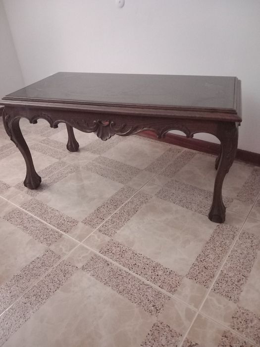 Mesa de centro com trabalhado (antigo)