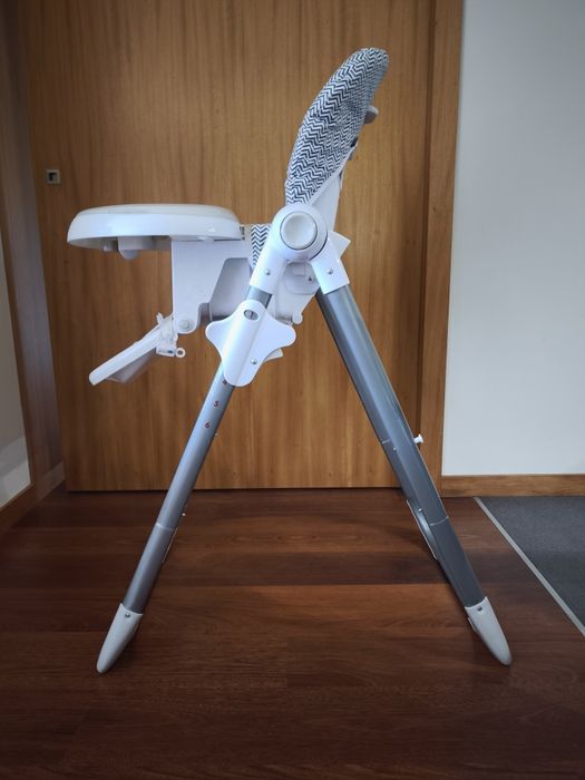 Vendo Cadeira Alta Evolutiva para bebé
Marca Vertbaudet 
Modelo: High & Low
Estado: Como novo