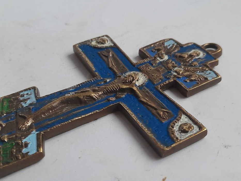 Mały krzyż prawosławny z Chrystusem, mosiężny malowany