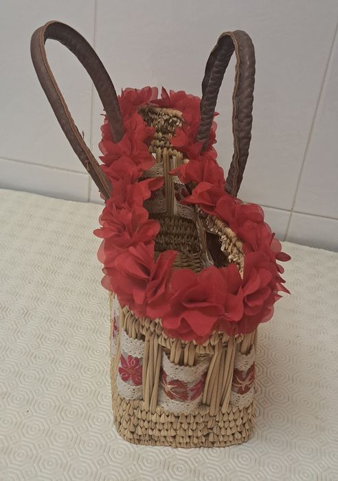 Cesta de Junco Artesanal  trançada com renda e flores - 2 alças em pele castanhas 
Altura   20cm 
Largura  28cm
Fundo 12cm
