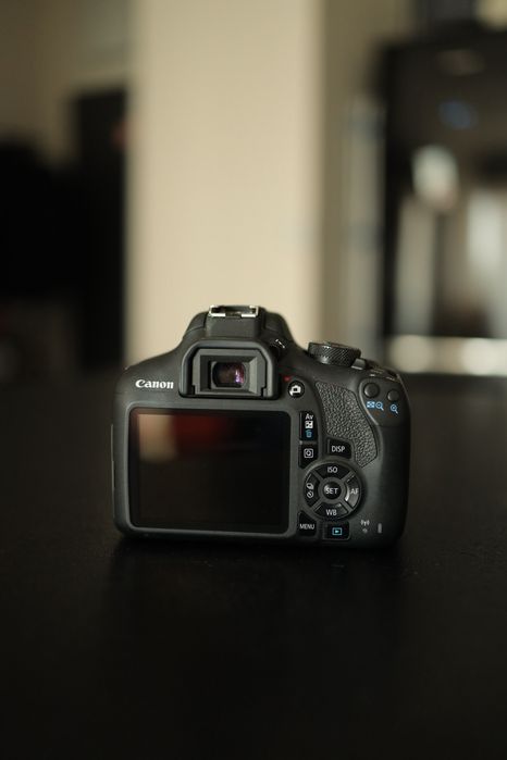 Canon EOS 2000D + EF-S 18-55mm IS II