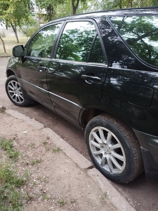 Лексус РХ 300 2000 року.