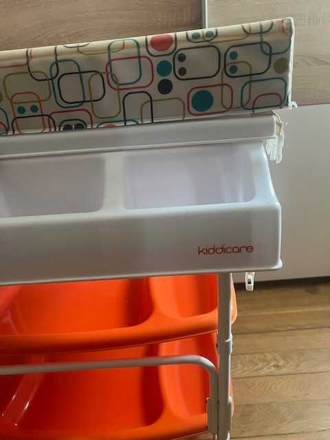 Fraldario com banheira