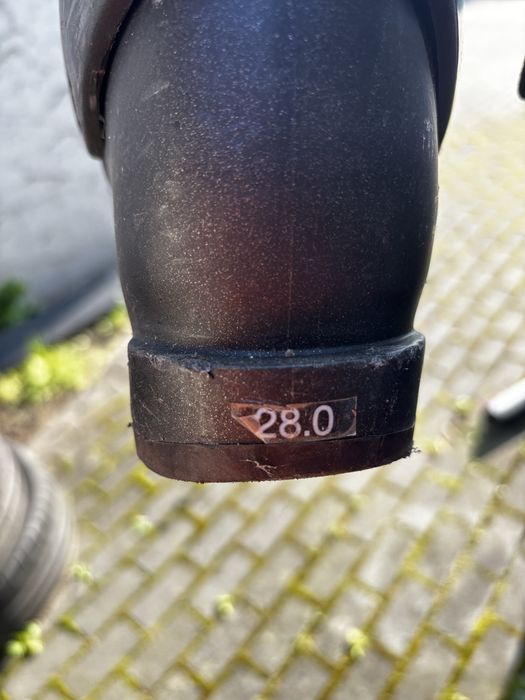 Buty narciarskie z nartami