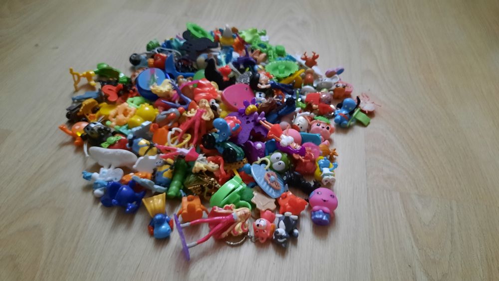 Figurki Kinder niespodzianka i inne 130 sztuk