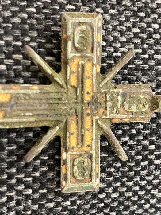 Brązowy, emaliowany krzyż  z XVIII wieku.