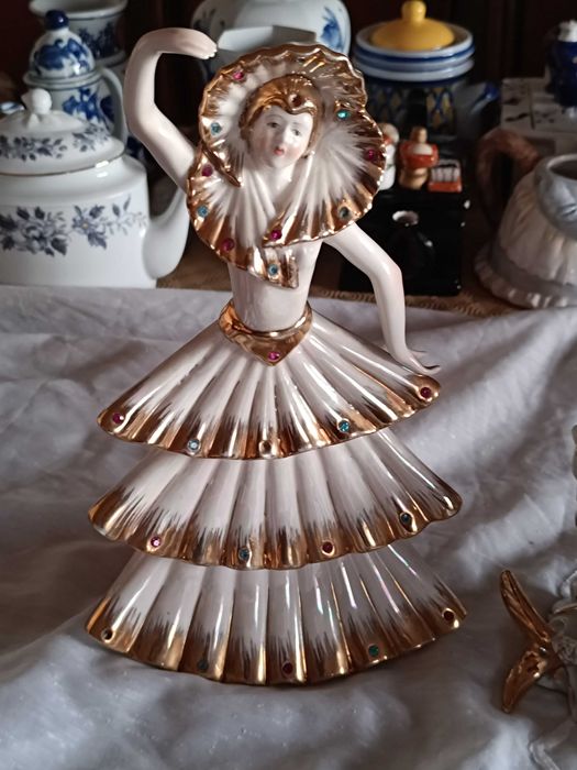 2 Estatuetas femininas vintage lindíssimas