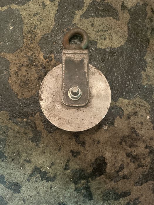 Stary solidny bloczek linowy