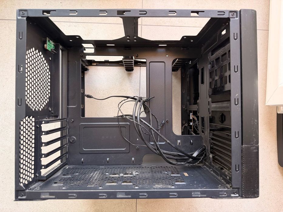 Fractal Design Node 804 incompleta / para peças