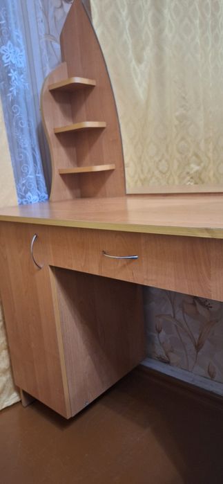 Продам трельж(туалетний столик)