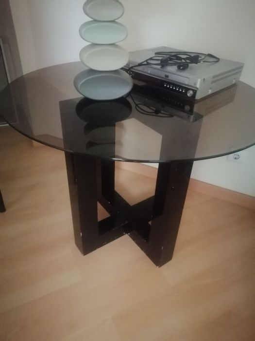Mesa de madeira com tampo de vidro