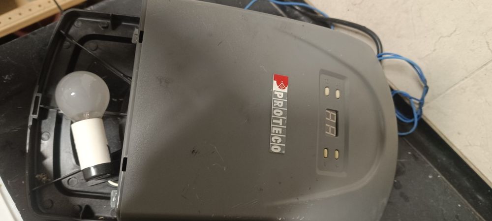 Motor para portão de garagem Proteco Libra 700N.Tem uma potência nominal de 100W