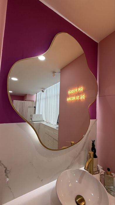 Espelho formato organico com base metal dourada