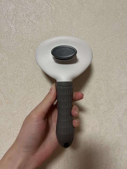 Щітка для тварин із самоочищенням