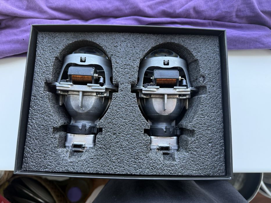 Оригінальні ксенонові лінзи у фари на BMW в ідеальному стані