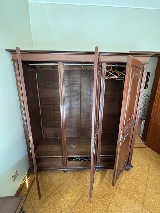 Roupeiro em madeira escuro