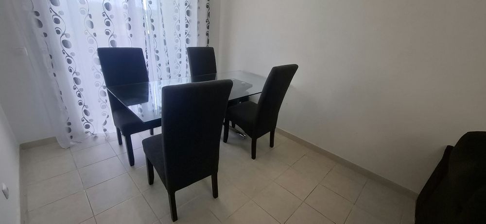 Mesa de jantar em vidro com 4 cadeiras estofadas