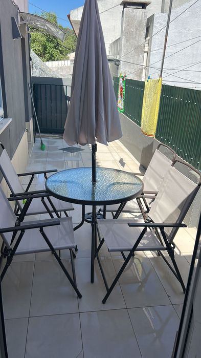 Mesa em perfeito estado para jardim