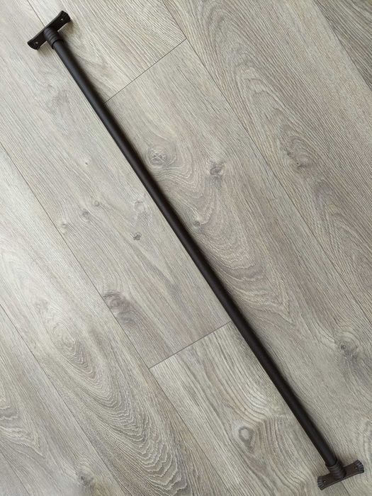Barra de metal de 91cm e suportes de parede