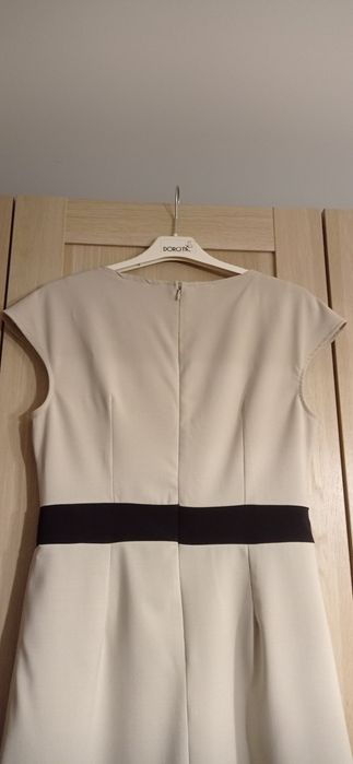Missguided beżowa sukienka z czarnym pasem, r.14