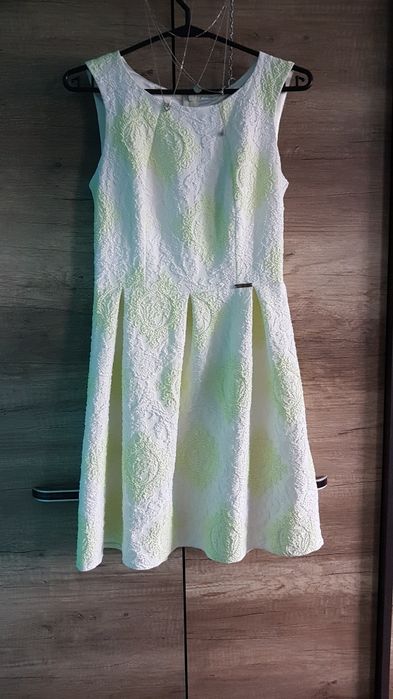 Limonkowo Biała sukienka wesele ślub elegancka koktajlowa