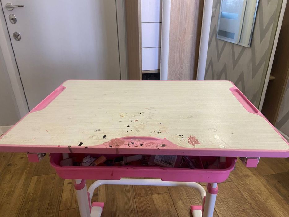 Шкільний стіл парта